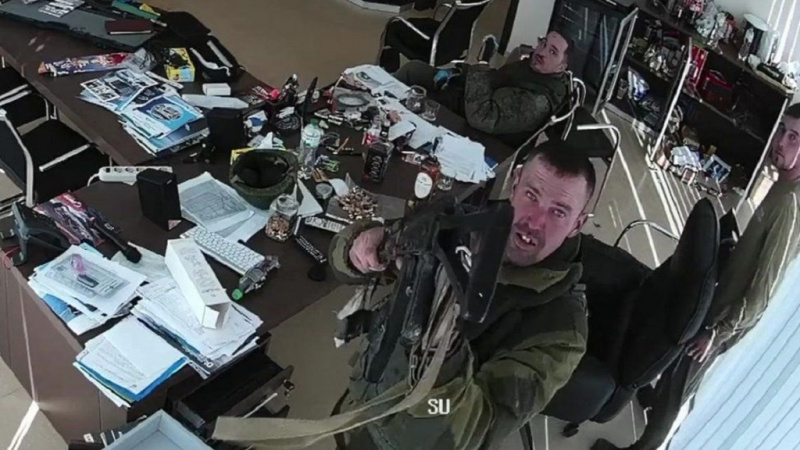 Itt a bizonyíték! Orosz katonák civileket gyilkoltak majd kiraboltak egy ékszerboltot!
