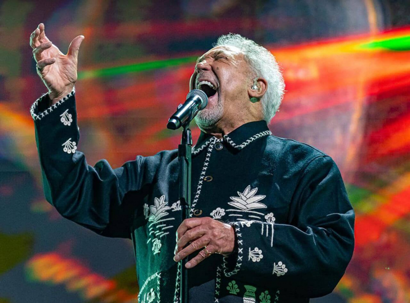 Tom Jones idén nyáron pótolja tavalyra tervezett budapesti koncertjét