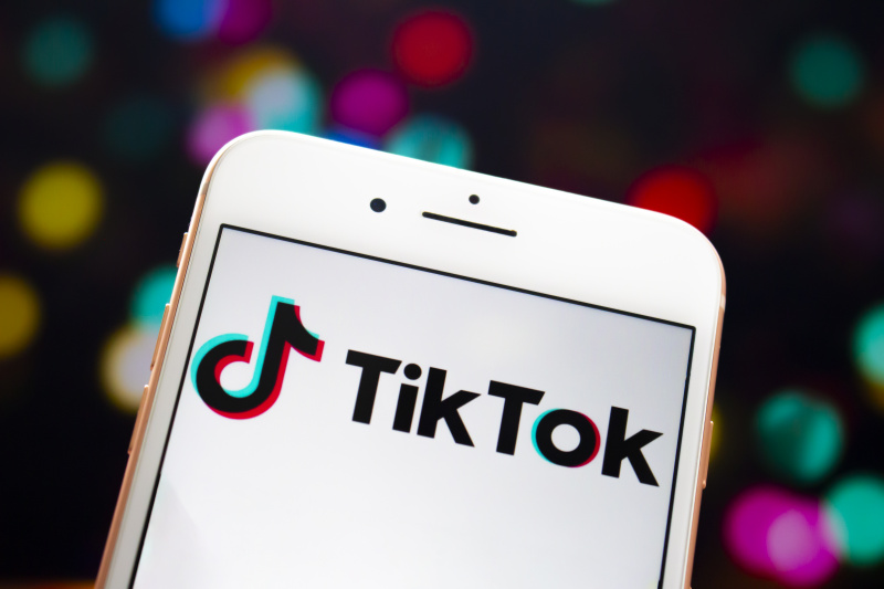 Szelfivel és igazolványos ellenőrzéssel védekezne a TikTok a deepfake-ek ellen