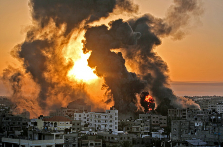 Elkezdődött a Gáza elleni izraeli hadművelet! A bombázásoknak egy Hamász-vezető mellett civil menekülők is áldozatul estek