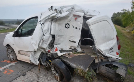  Brutális baleset az M4-esen: kamion tarolt le egy autót és sofőrjét
