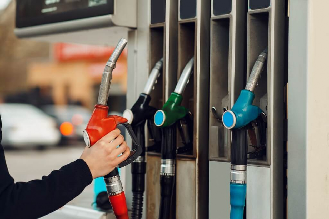 Hitted volna? Lassan ugyanannyiba kerül a benzin, mint a gázolaj – péntektől csak 14 forint a különbség