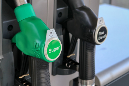  Megint drágább lesz a benzined! 5 forinttal emelkedik a literenkénti ára péntek hajnaltól