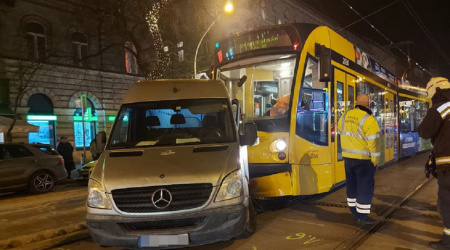  Hatalmas dugó az Erzsébet körúton, kisiklott egy villamos