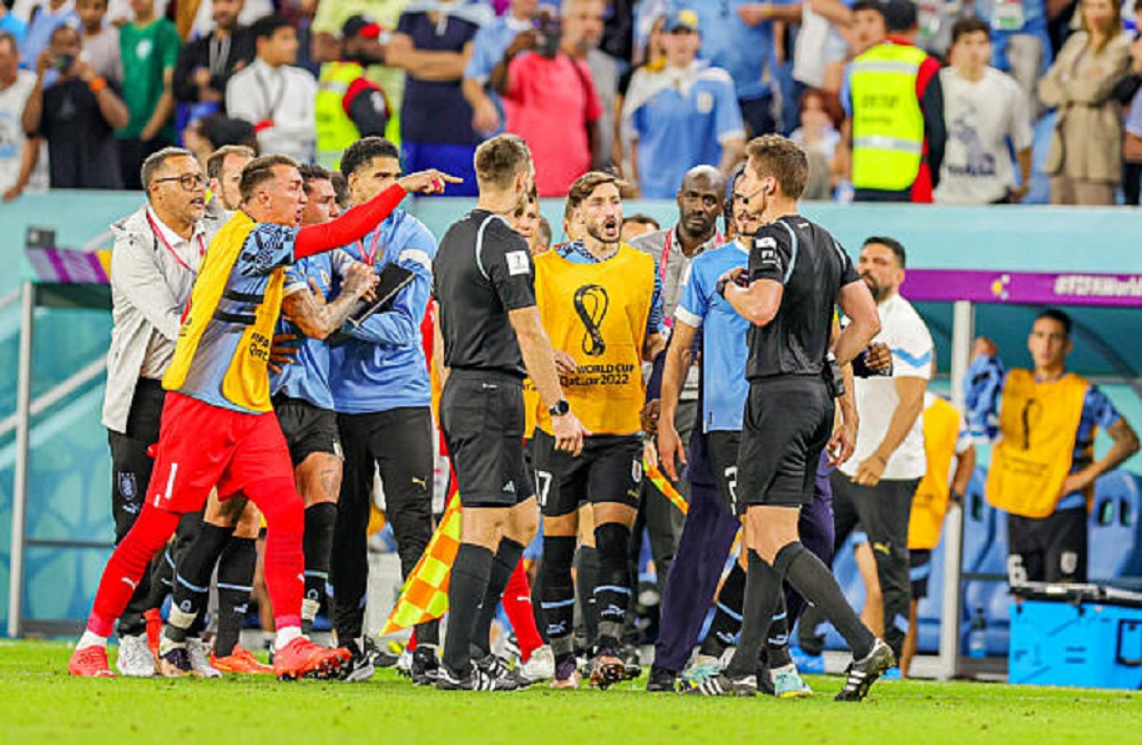 Foci-vb: egy FIFA-alkalmazott lekönyökléséért 15 meccses eltiltást is kaphat az uruguayi védő