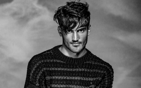  A férfi szupermodell szerint a magyarok már nem vesznek fel zoknit a szandálhoz…