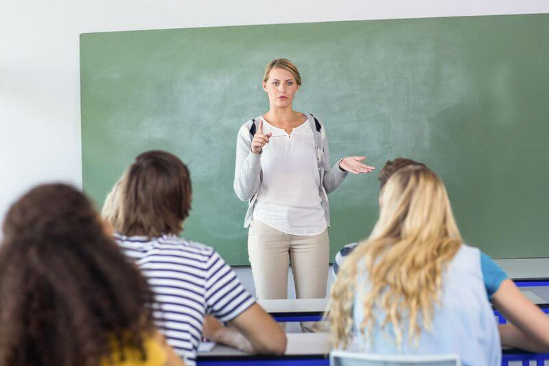Tesztelik a pedagógusok teljesítményértékelését – komoly változás, a legrosszabb tanár bére sem csökken