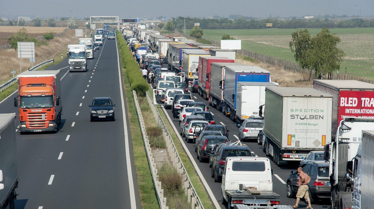 Négyes karambol és hatalmas torlódás az M3-son!