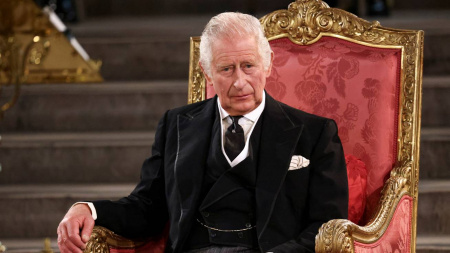  Ételosztással és alattvalókkal való teázással ünnepli 75. születésnapját III. Károly