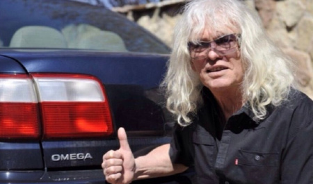  Covid-árvák megsegítése miatt árverezi el Kóbor János szeretett autóját az énekes lánya