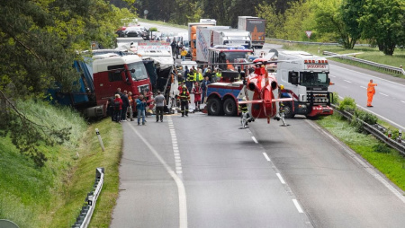  Buszbaleset: még három sérült van életveszélyes állapotban, egyikük lábát amputálni kellett