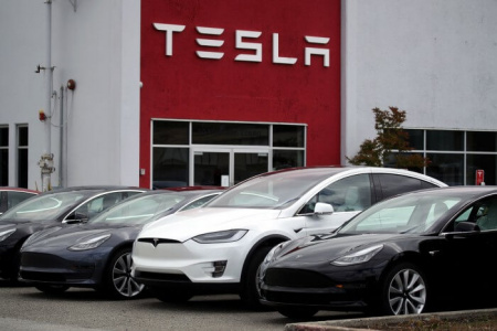  Bajban a Tesla! 362 ezer autóját kénytelen visszahívni