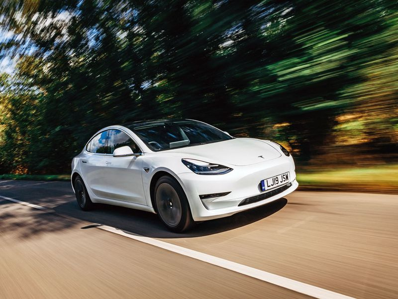 Nagyobb akkuval jön a Tesla Model 3