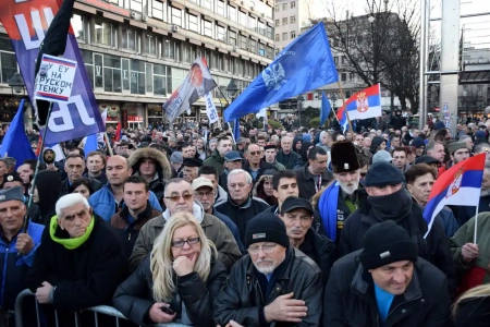  Belgrádban ezrek tüntetnek a vasútállomás tragédiája kapcsán