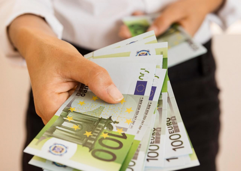 Lassan kezdhetünk eurót vásárolni, nem kell 380 forintot sem adni érte