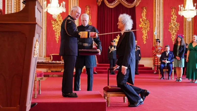 Lovaggá ütötték a Queen gitárosát, Brian Mayt