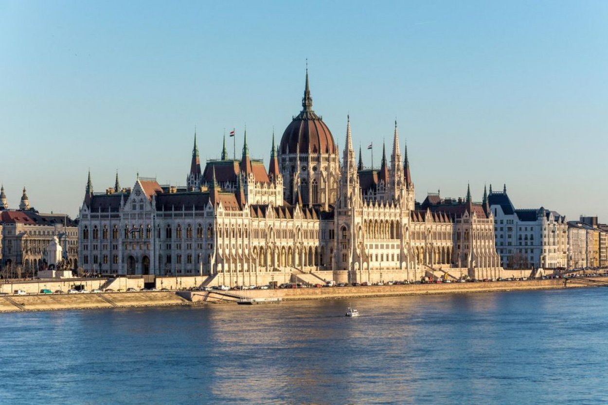 Újabb fél évvel hosszabbítaná meg a kormány a válsághelyzetet