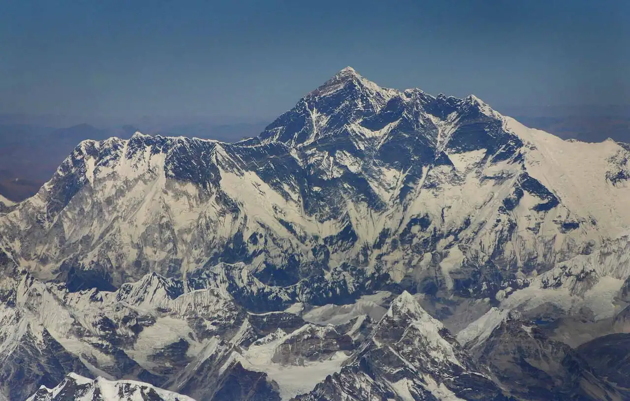 Eltávolítják a szemetet és a holttesteket a Mount Everestről
