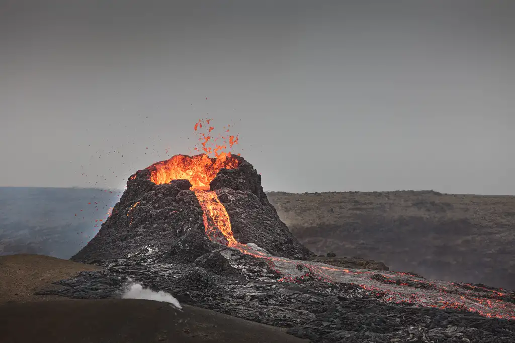 Hihetetlen felvételeket készített egy drónpilóta a kitörő vulkánról