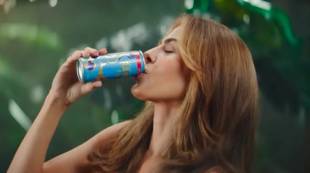 Eva Mendes lett a reklámarca az új, magyar aludobozos víznek