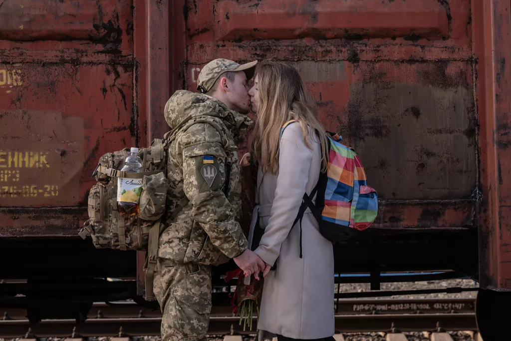 Rettegnek az ukrán férfiak, inkább bujkálnak, minthogy a frontra menjenek