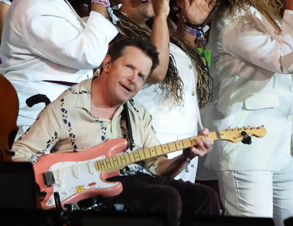 Michael J. Fox kerekesszékben gitározott a Glastonbury fesztiválon