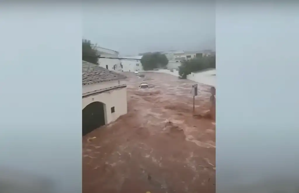 Tornádószerű vízköpők és járattörlések sújtották a spanyol üdülőhelyeket - VIDEÓ