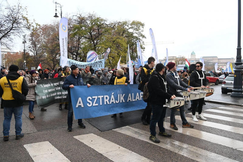 Budapesten tartottak tiltakozást a pedagógus érdekképviseletek