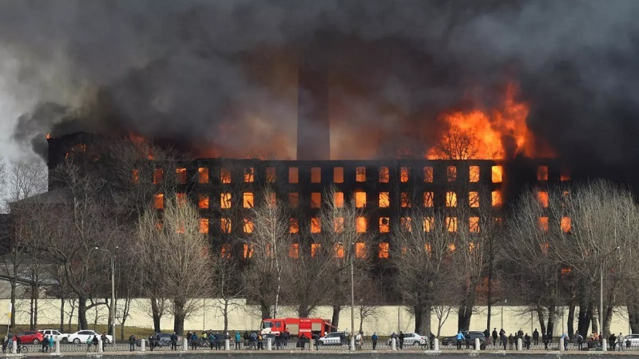 Porrá égett Szentpéterváron az egykori textilgyár épülete