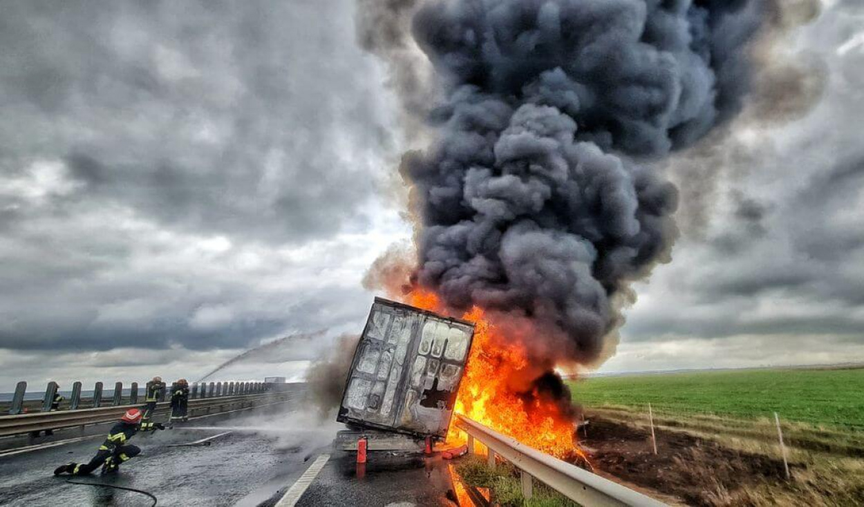 Útzár egy lángoló kamion miatt az M6-oson