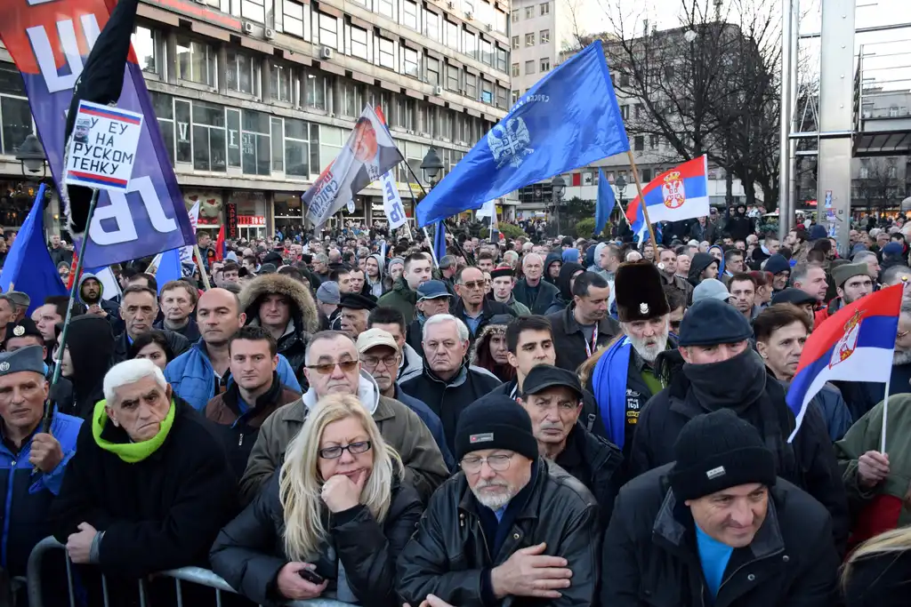 Belgrádban ezrek tüntetnek a vasútállomás tragédiája kapcsán