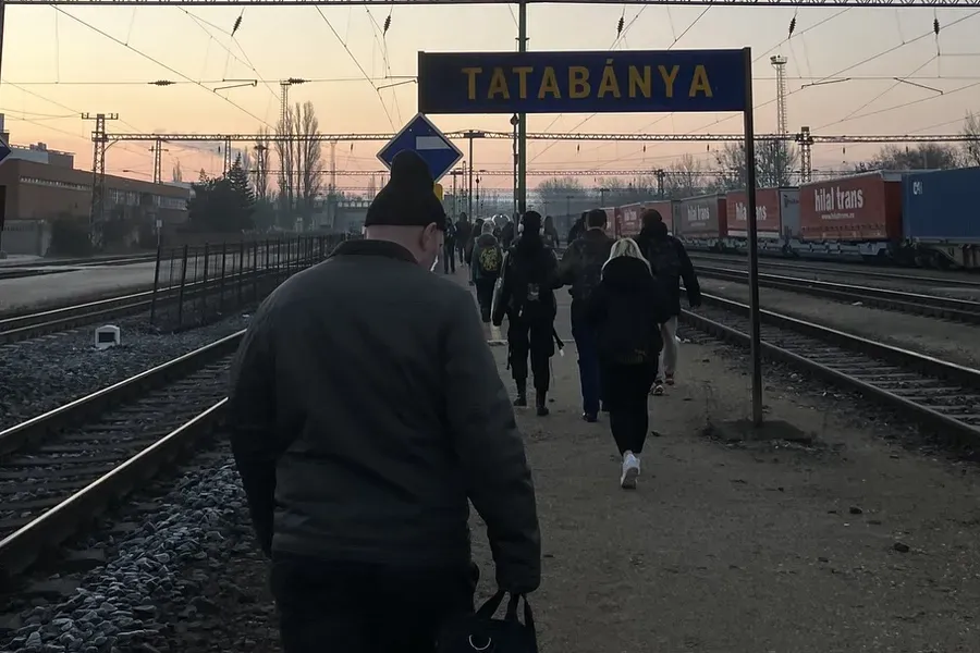 Súlyos vonathiba miatt kényszerültek gyalogolni az utasok Tatabányánál