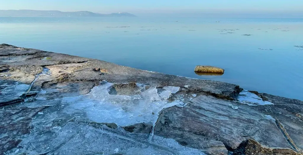 Erős szél és jégbe fagyott táj: A Balaton téli viharai