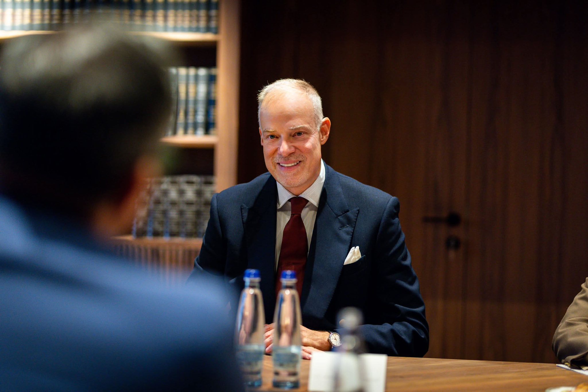 Hadházy: újabb luxusbőröndös fotó került elő a honvédelmi miniszterről