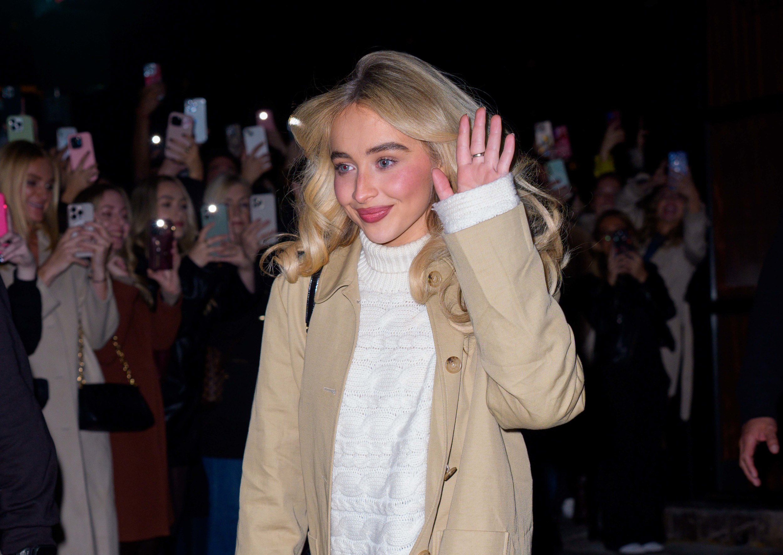 Sabrina Carpenter felháborodott: a dalát bevándorlásellenes videóhoz használták