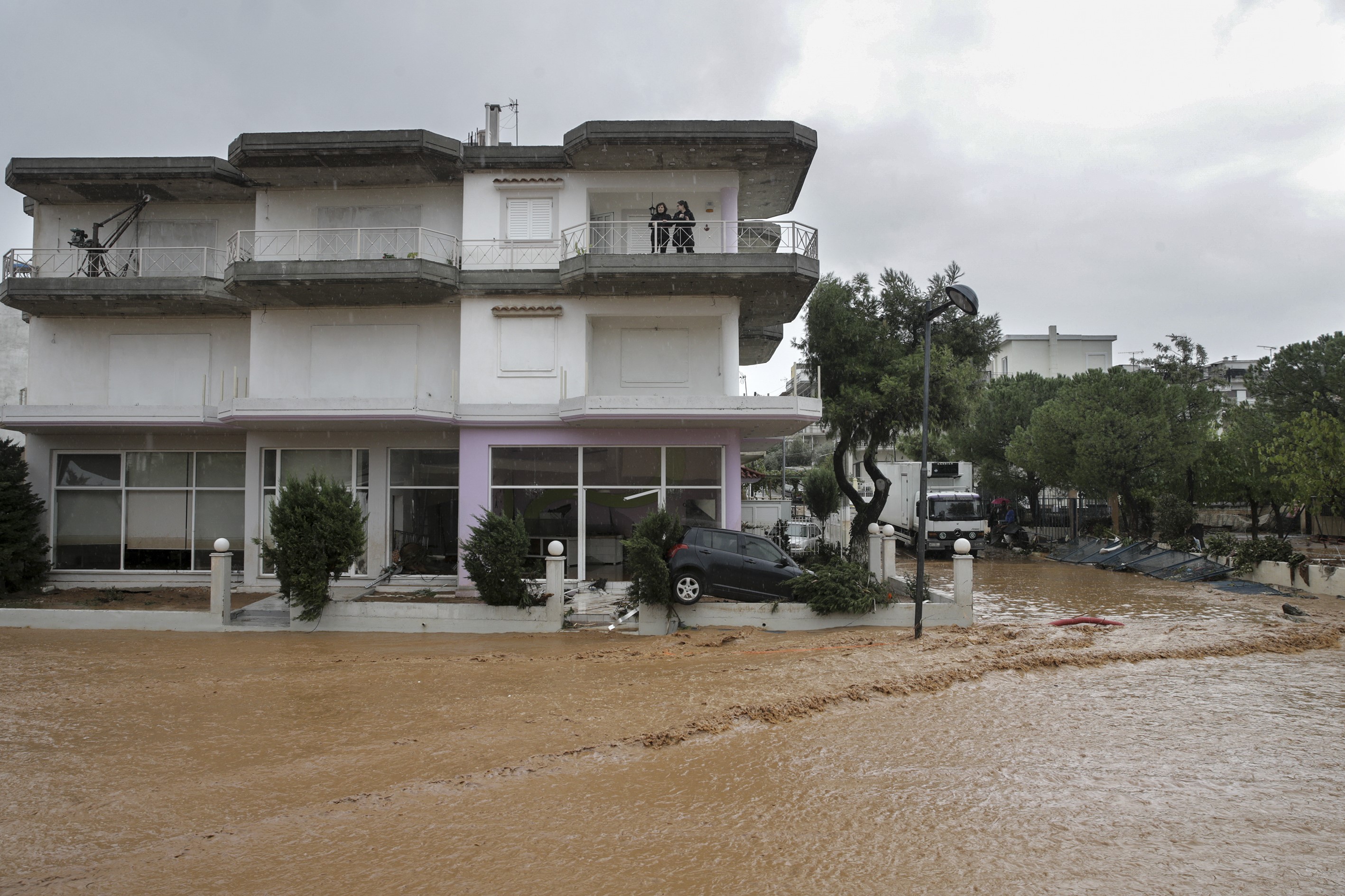 A görög hatóságok készültségben - brutális esőzések miatt van árvízveszély Athénban