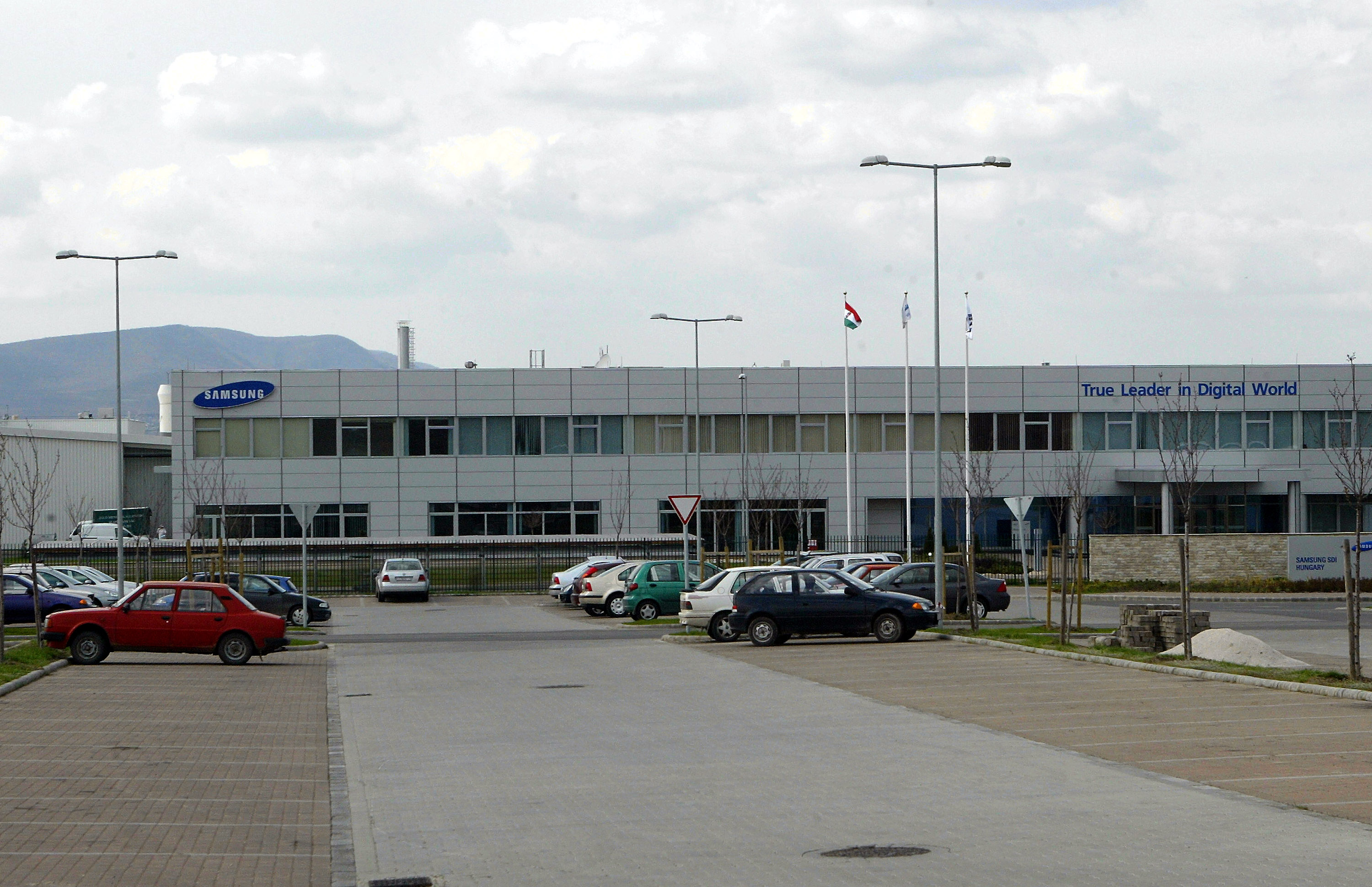Engedély nélkül működik a gödi Samsung-akkugyár