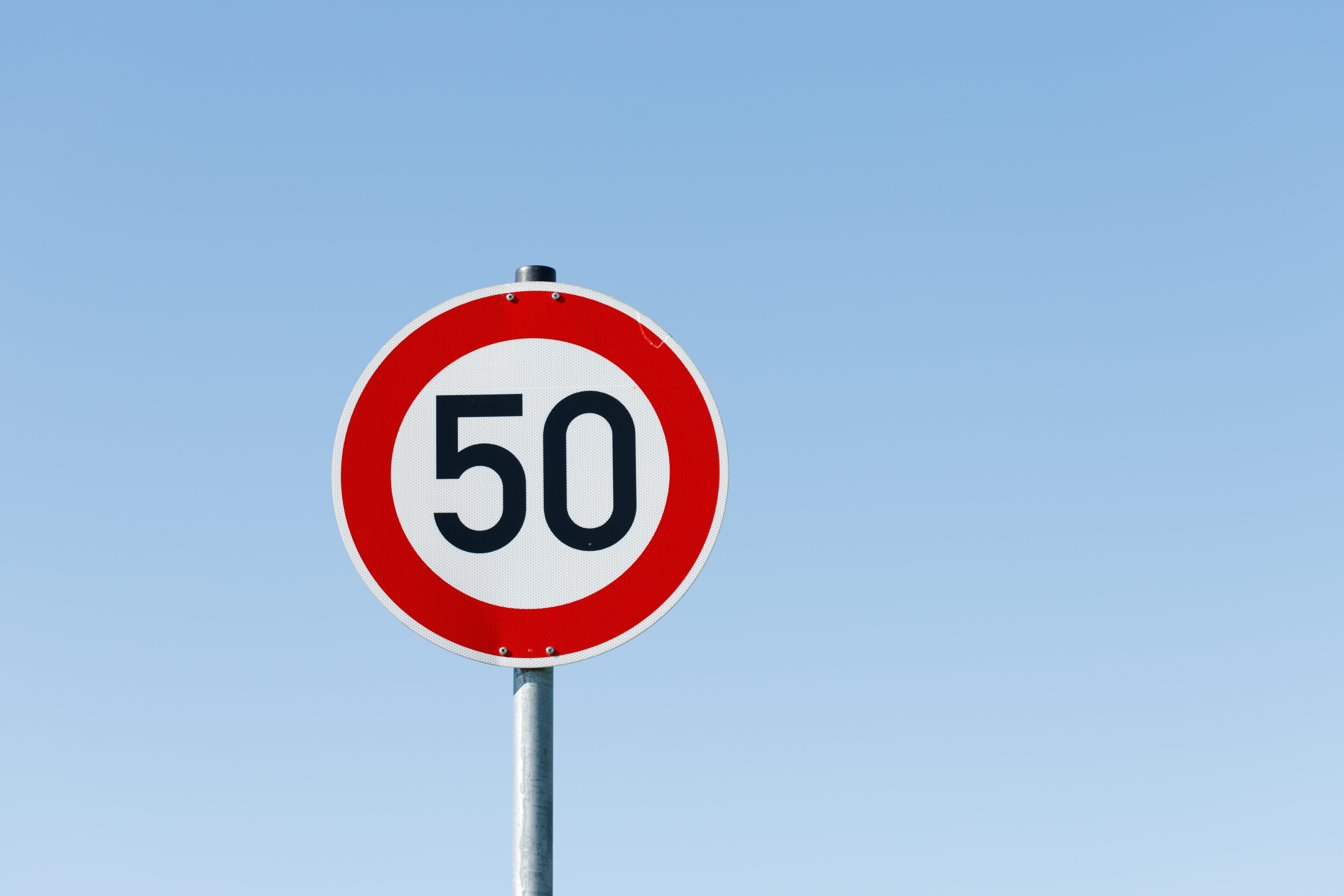 Ennyivel mehetünk 50-es táblánál büntetés nélkül – itt a pontos szabály