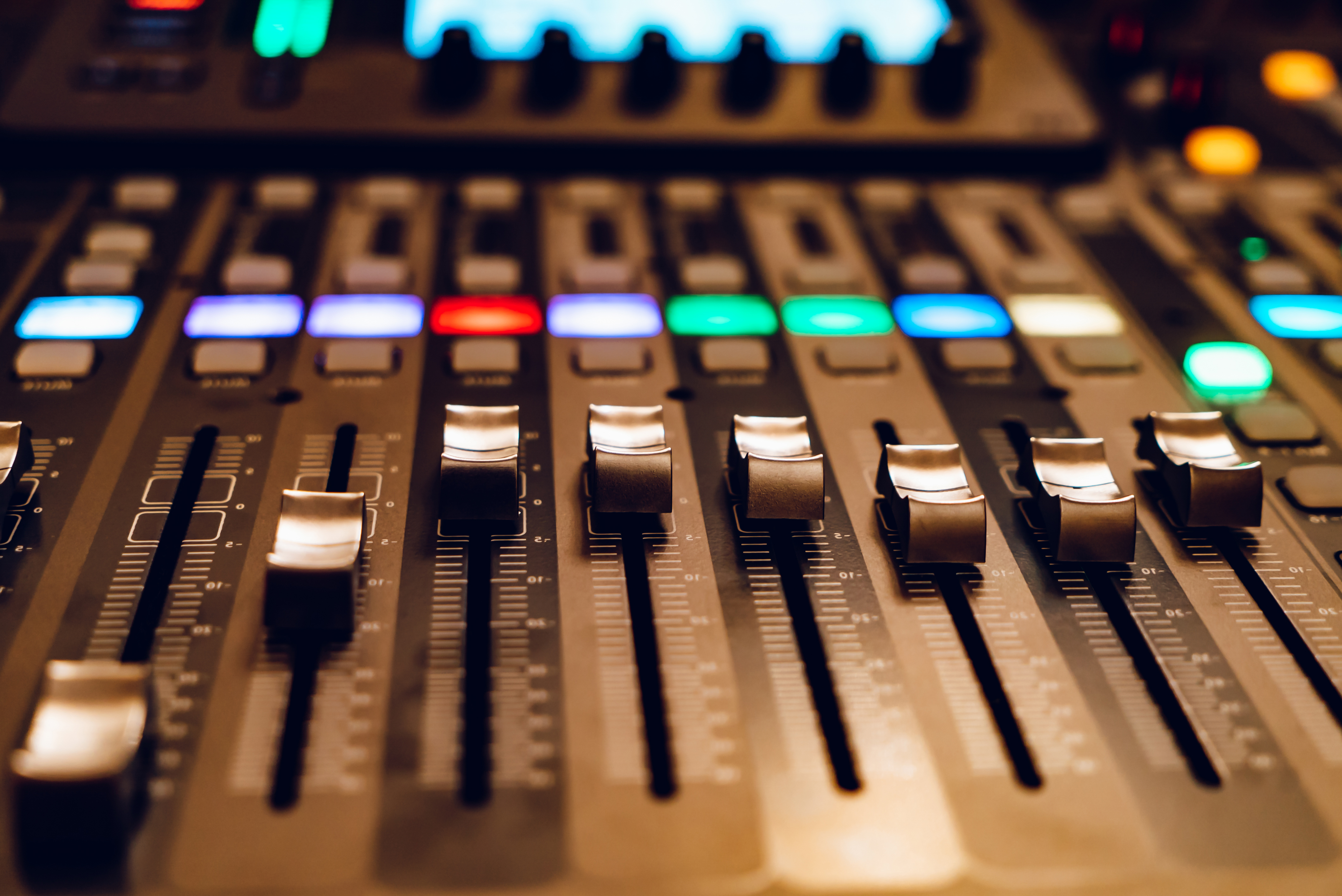 A Rádió 1-et 11 millióra büntette az NMHH egy dal miatt