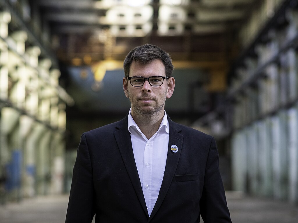 Vitézy beleállt Karácsonyba: 100 milliók hirdetésre, de nincs pénz padokra?