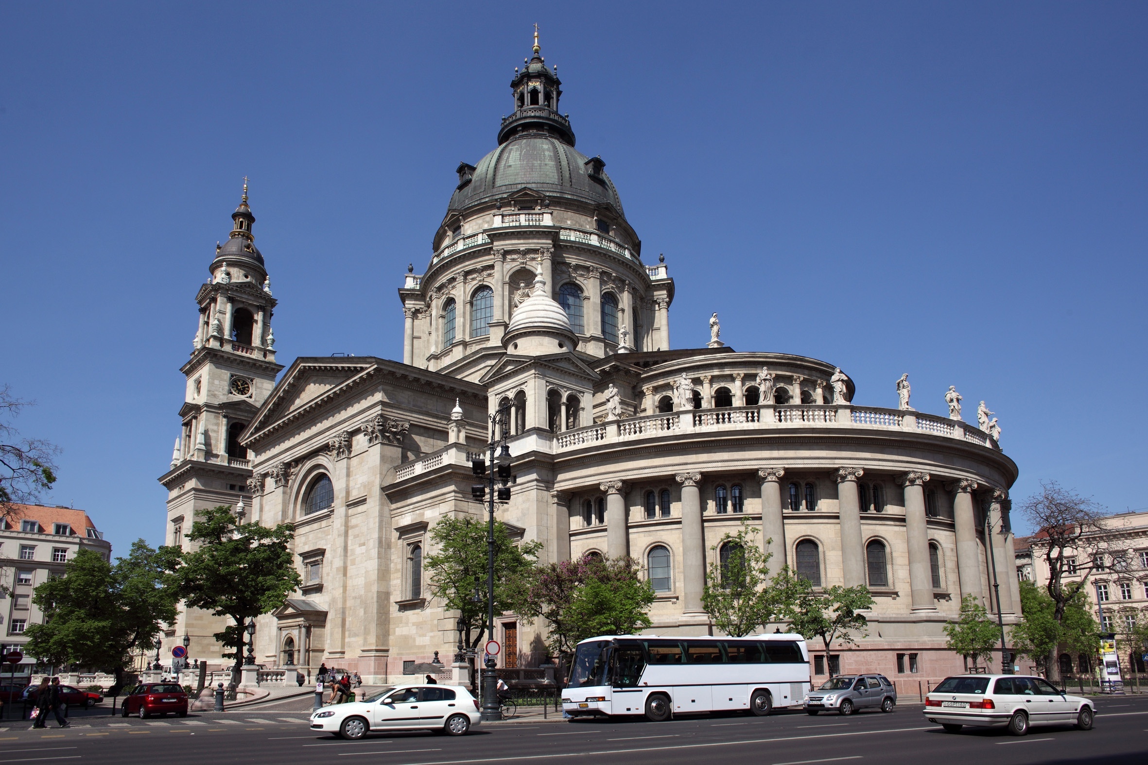 Milliárdos irodaházakat értékesítettek, miközben még állami dolgozók ülnek bennük