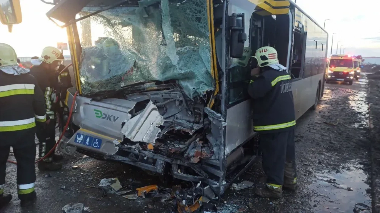 Két busz ütközött Debrecenben, 19-en megsérültek