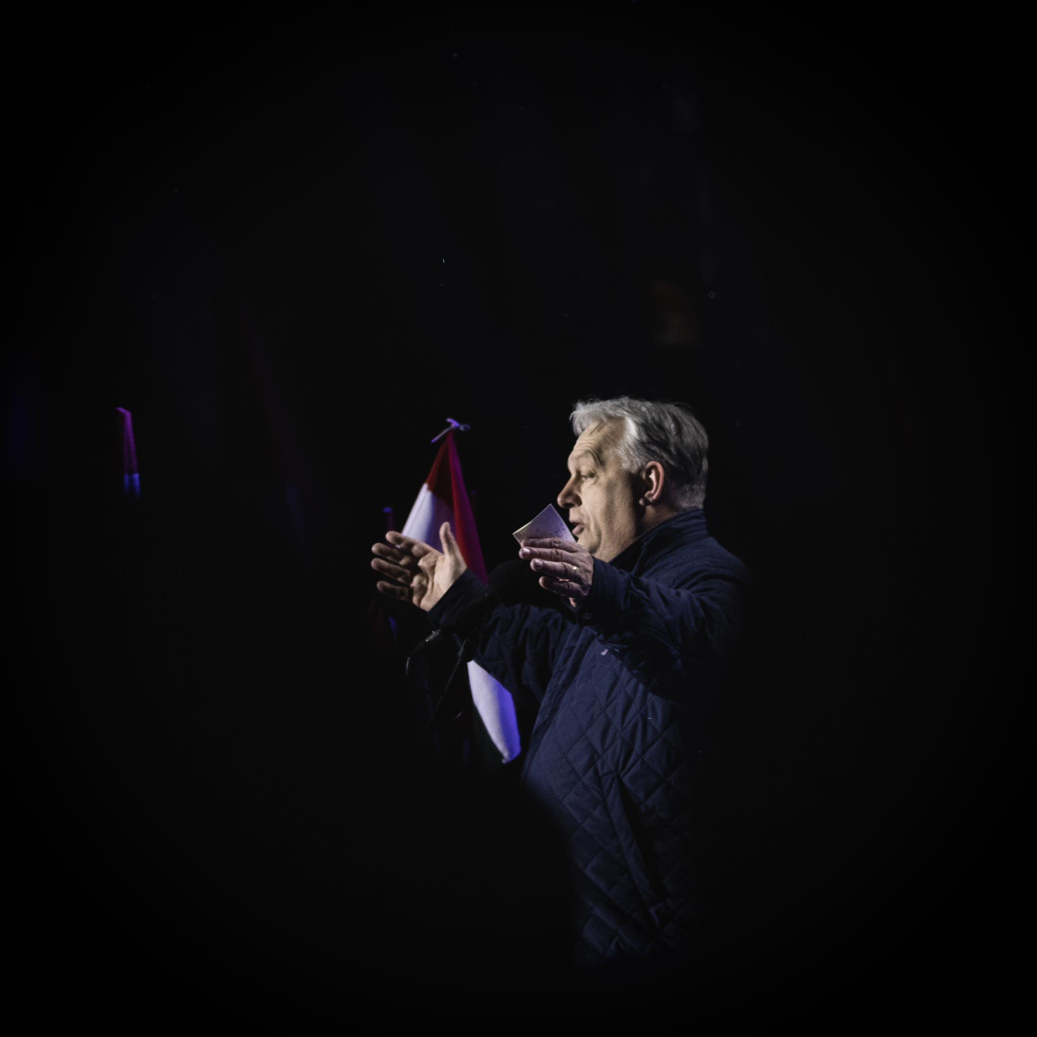 Feszült pillanatok Győrben: Dulakodás és fekete ruhás kordon Orbán Viktor látogatásán