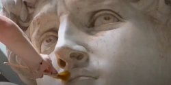 Porszívóval és kefével takarítják az 5 méter magas Dávid szobrot - VIDEÓ