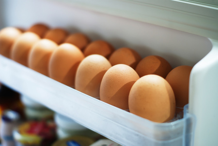  A hűtőd tojástartó rekeszében tartod a tojást? Hibázol! Mutatjuk, hol kell tárolni