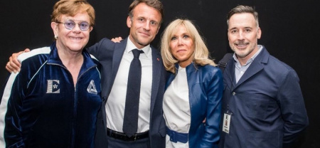  Franciaország lángokban áll a lelőtt 17 éves fiú miatt, de Macron elnök Elton John-koncerten bulizik