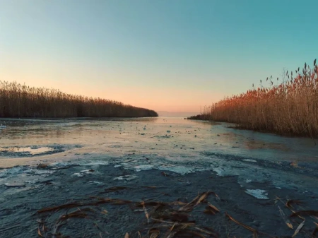  Befagyott a Balaton széle, jégtáblák és köd borítja