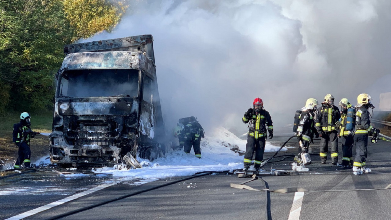 Lángoló kamion és teljes útzár a 4-esen, hármas karambol az M1-esen!