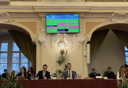  Karácsonyi húzás a közgyűlésben: Vitézy Dávid egy mini Lázár Jánost kapott