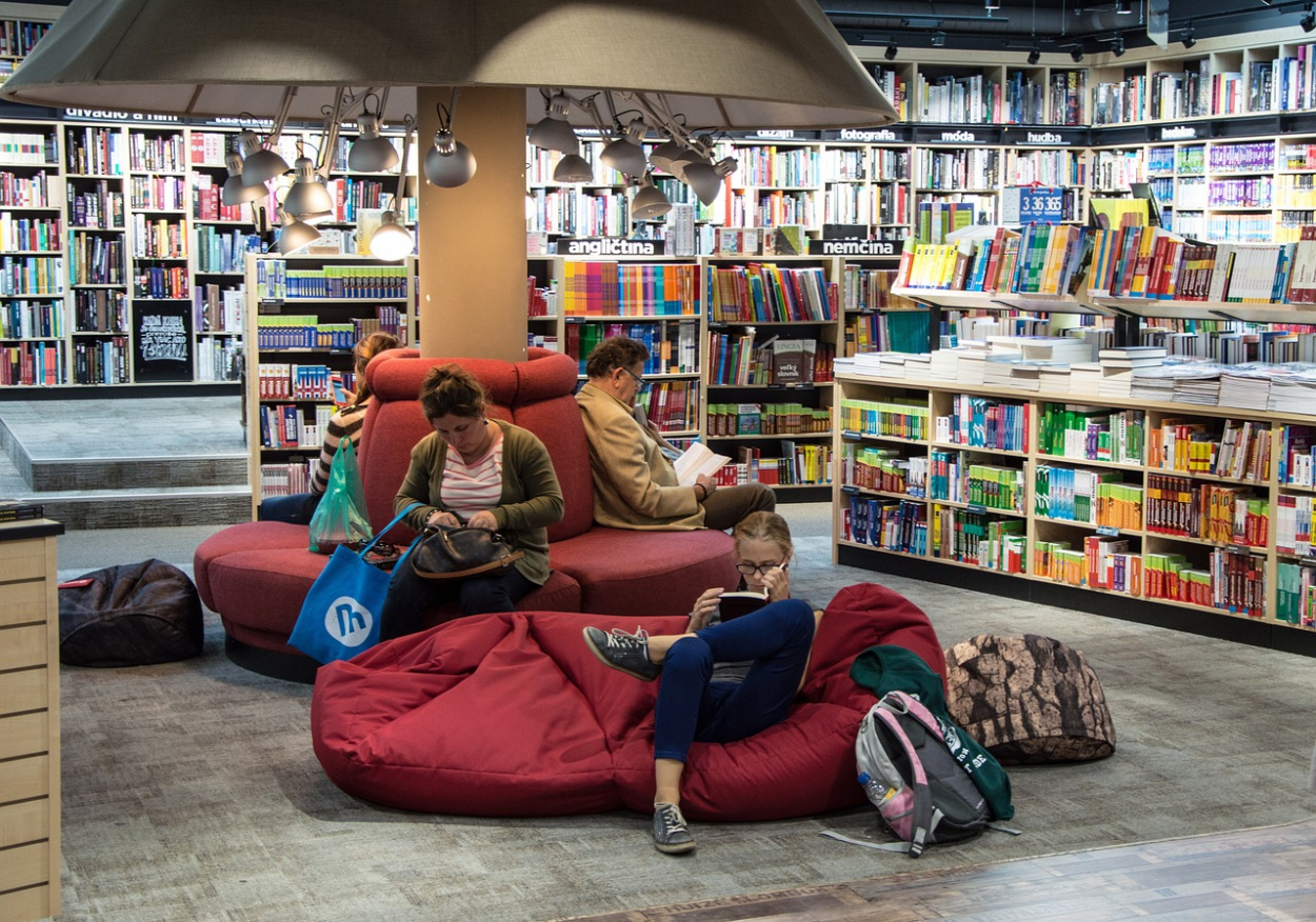 Az infláció az olvasási kedvre is hatással lehet – 20-30 százalékkal emelkednek az ünnepi könyvárak